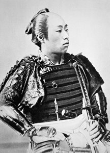 Samuraj Starej Japonii z tradycyjną fryzurą (zdjęcie czarno-białe)