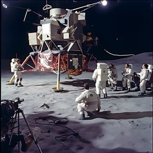 Grupa osób z kamerą telewizyjną pokazującą fałszywy projekt Apollo 11 4
