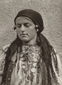 Rumunia: Żurawina, Wieśniaczka (zdjęcie czarno-białe)