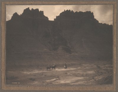 W cieniu klifu autorstwa Edward S. Curtis